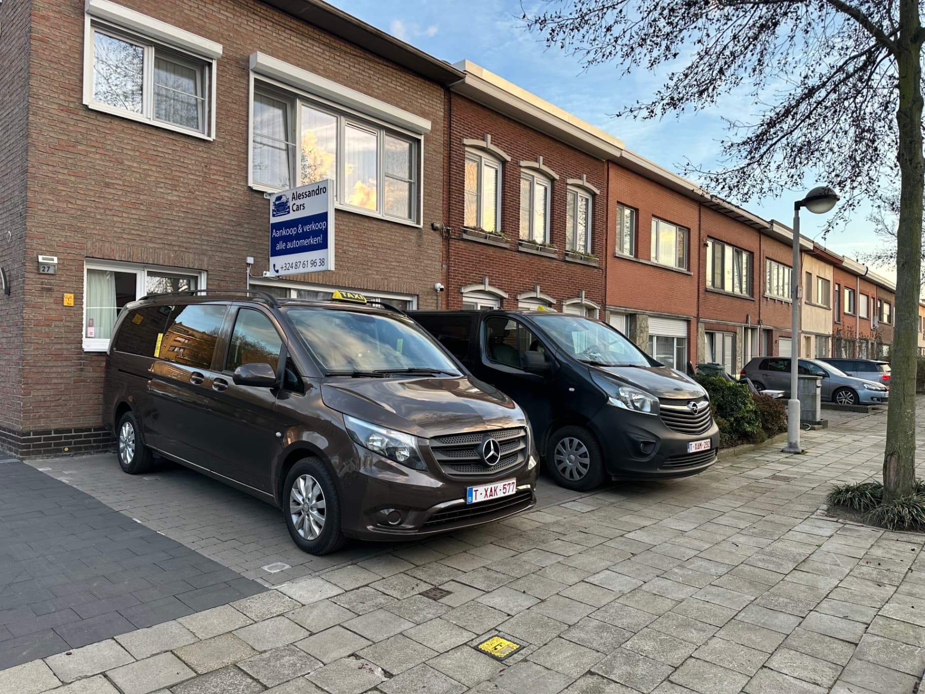 Taxi's van Taxi Alessandro klaar voor vertrek